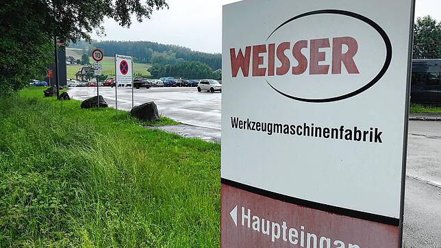 Das Weisser-Schild an der Parkplatz-Einfahrt.