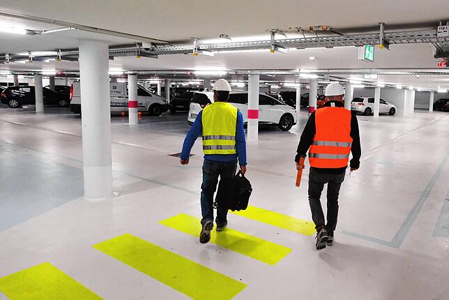 Zwei Arbeiter auf dem Weg zu ihren Wägen. Diese stehen in der Tiefgarage unter dem Herz-Jesu-Platz, mitten in der Singener Innenstadt.