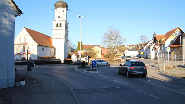 Einen neuen Kreisel baut die Stadt ab Ende Juni an der Einmündung der Schnerkinger Straße in die Mengener Straße, unmittelbar vor der ...