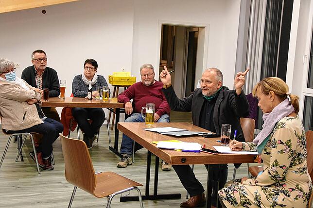 In entspannter Atmosphäre beantwortet Oberbürgermeister Martin Staab beim Stammtisch in Markelfingen die zahlreichen Fragen der ...