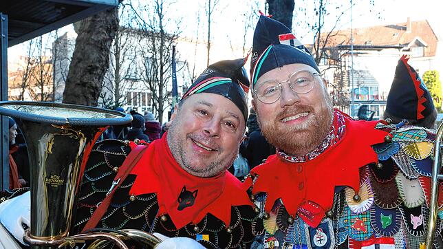 Bild 8: Konstanzer Fasnacht: Blätzlebuebe feiern den Auftakt 2023 auf dem Augustinerplatz