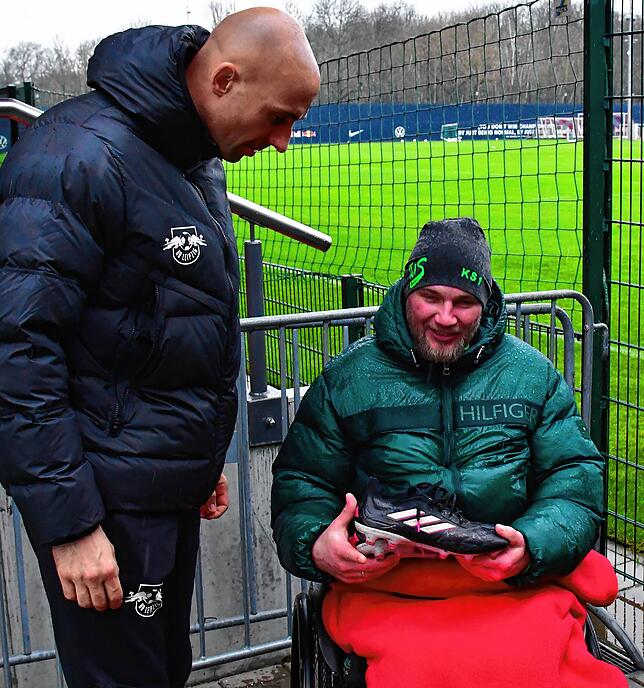 Unikat: Kevin Simanowski betrachtet den signierten Schuh von Nationalstürmer Timo Werner.