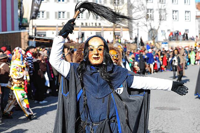 Bild 7: Tausende feiern beim Fasnachts-Umzug durch die Innenstadt