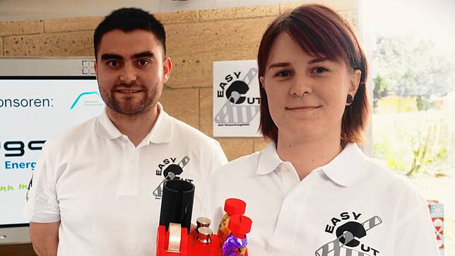 Das Team um Melina Faßbinder und Dennis Gantert stellt auf der Übungsmesse ihr Schreibtisch-Multifunktionsset Easy-Cut vor. Das hat auch ...