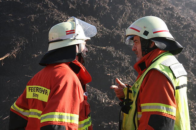 Bild 4: Eineinhalb Tage lang im Dauerfeuer: Das steckt hinter dem Feuerwehr-Großeinsatz beim Abfallverwerter Reterra