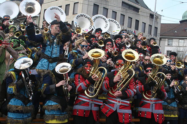 Guggenmusiker beim Narrentreffen in Fribourg.
