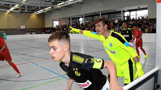 Im Finale des Eichbergcups 2019 schwant Torwart Agrin Rama von Grashopper Zürich Ungemach bei einer Ecke des VfB Stuttgart. Fast im ...