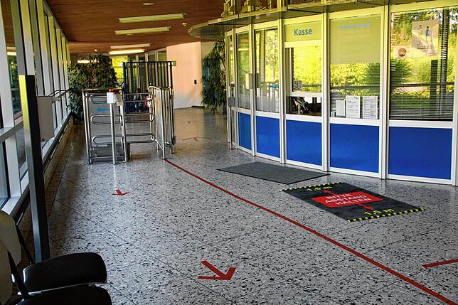 Eintrittskarten im Villinger Hallenbad gibt es nur nach Registrierung an der Tageskasse. Laufweg und Abstandgebote sind deutlich ...