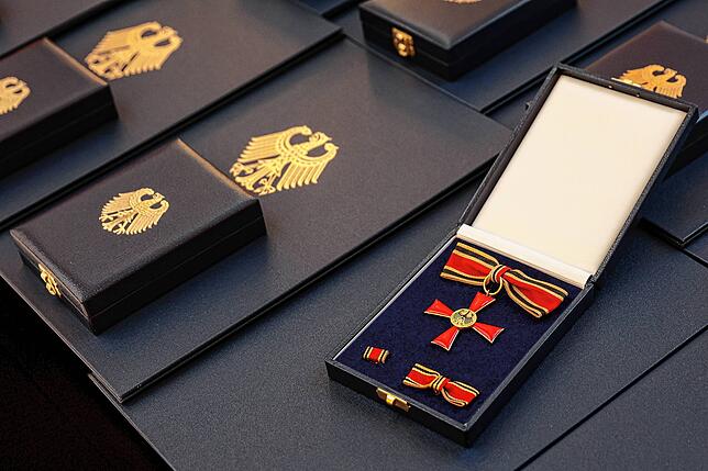 17 Engagierte aus Baden-Württemberg haben am 9. Dezember das Bundesverdienstkreuz am Bande bekommen.