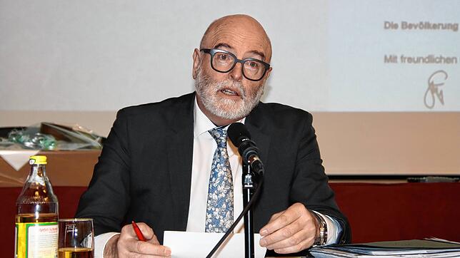 Merklich gerührt war Bürgermeister Rainer Stolz, als er in der jüngsten Sitzung des Gemeinderats die Gründe für seinen Rücktritt erläuterte.