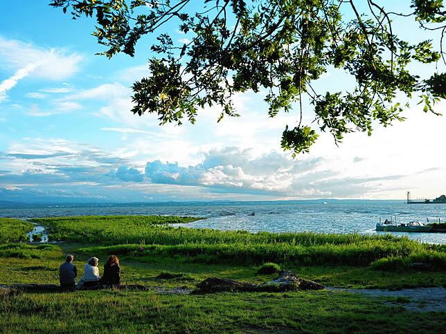 Vor dem Campingplatz und der Jugendherberge, nahe der Rotachmündung im Osten Friedrichshafens.
