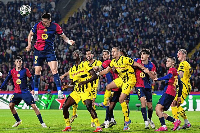 Barcelonas Robert Lewandowski (l) beim Kopfball.