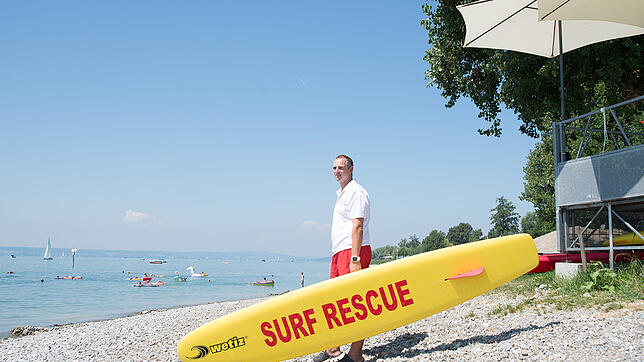 Mit dem Rettungsbrett können Schwimmeister Ralf Kaiser und die anderen Rettungsschwimmer im Aquastaad Menschen aus dem Wasser holen. ...