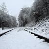Schnee liegt auf den Schienen der Ablachtalbahn.