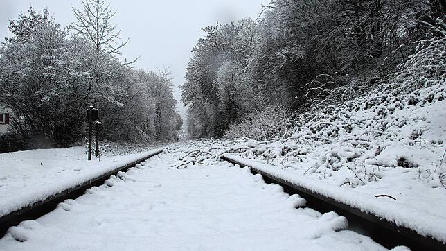 Schnee liegt auf den Schienen der Ablachtalbahn.