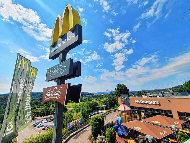 2022: Während der Obi-Markt sich heute im Gewerbepark Hochrhein befindet, gibt es bei McDonald‘s seit 35 Jahren Burger und Pommes ...