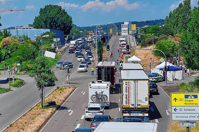 Blick auf die verstopfte Europastraße, rechts geht die Gartenstraße ab. Hinten die Schänzlebrücke.