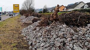Auf dem schmalen Grundstück zwischen L151 (links) und Bahnlinie rechts hat die Deutsche Bahn Steinhaufen und Totholz als ...