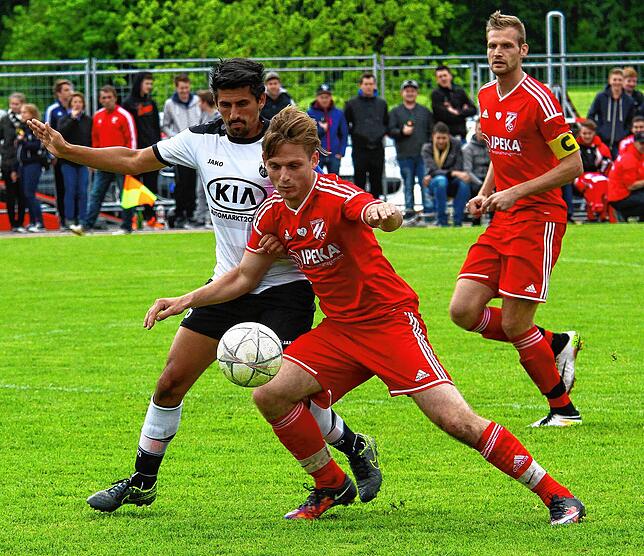 Immer noch dabei: Patrick Budde (vorn, gegen Alberto Di Girolamo) stand mit der Spvgg. Wutöschingen in der Aufstiegssaison 2015/16 gegen ...
