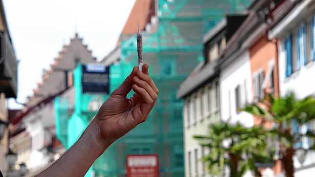 Nicht nur die Legalisierung von Cannabis (im Bild ein selbst gedrehter Joint) rückt das Thema Sucht wieder stärker ins Bewusstsein, auch ...