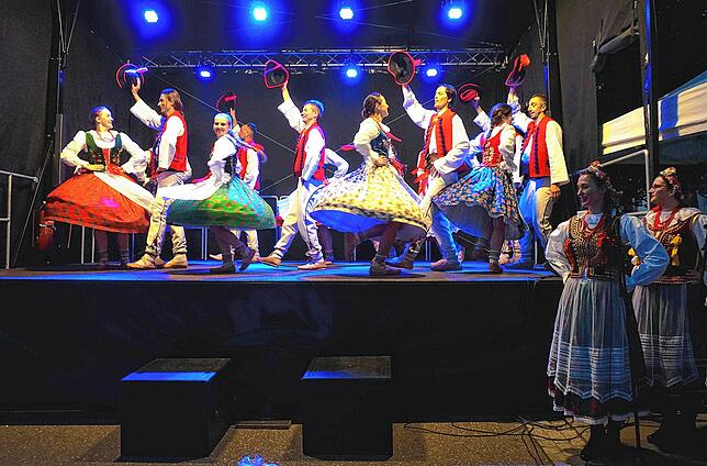 Schwungvoll: Diese Schweizer Brauchtumsgruppe begeistert bei der Nacht der Kulturen mit polnischen Volkstänzen.
