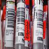 Test auf Covid-19: Die Teststäbchen werden nach dem Rachenabstrich in Teströhrchen verpackt. Ob der Virus beim Patienten nachgewiesen ...