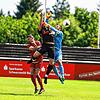 Der Pfullendorfer Torwart Sebastian Willibald im Duell mit einem Villinger Spieler.