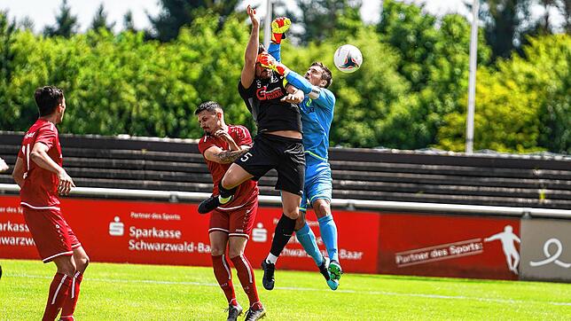 Der Pfullendorfer Torwart Sebastian Willibald im Duell mit einem Villinger Spieler.