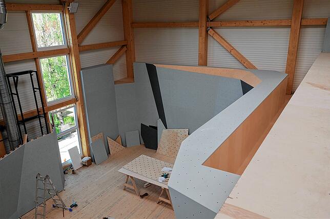 Diese Empore nennen die Fachleute Top-Out, weil man so die Boulderwand nach oben hin verlassen kann.