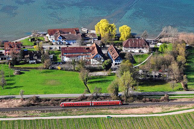 Die Bodenseegürtelbahn ist lediglich eingleisig, wie das Luftbild zeigt, das die Strecke bei Maurach zeigt, unterhalb der Klosterkirche ...