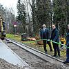 Hand in Hand für den Breitbandausbau auf dem Aarberg (von links): Frank Zarska (Bereichsleiter Vertrieb und Marketing der Stadtwerke ...