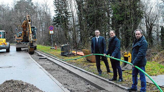 Hand in Hand für den Breitbandausbau auf dem Aarberg (von links): Frank Zarska (Bereichsleiter Vertrieb und Marketing der Stadtwerke ...