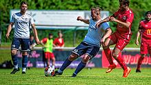 Kaum zu bremsen: Marvin Kalt (vorn, links) &ndash; hier gegen den Wallbacher Felix Schwarzwälder &ndash; erzielte beim 4:2-Sieg des FC ...
