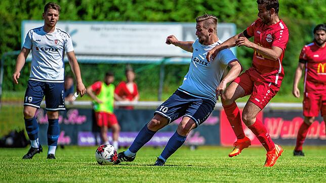 Kaum zu bremsen: Marvin Kalt (vorn, links) &ndash; hier gegen den Wallbacher Felix Schwarzwälder &ndash; erzielte beim 4:2-Sieg des FC ...