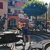 Mathis Schuller mit seiner Gitarre am Gustav-Hammer-Platz.