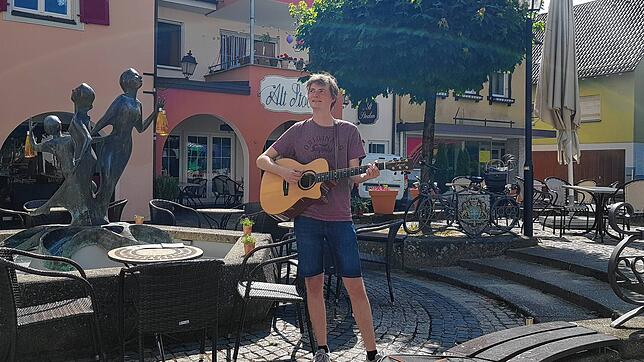 Mathis Schuller mit seiner Gitarre am Gustav-Hammer-Platz.