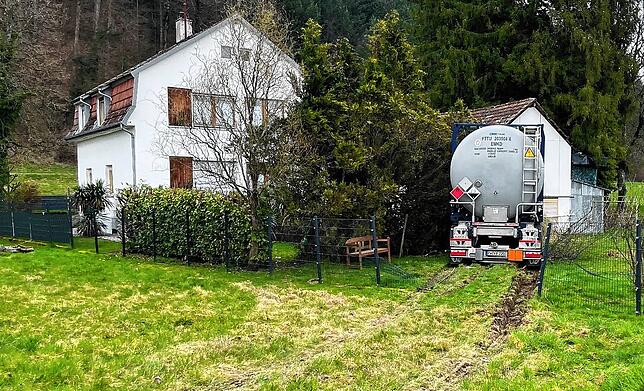 Rund 25 Meter schoss der Lkw über eine Wiese, bevor er auf dem Grundstück des Hauses zum Stehen kam.