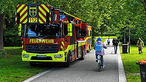 Die Drehleiter der Konstanzer Feuerwehr steht am Freitagvormittag, 23. Mai, im Herosé-Park. Einige Passanten fragen sich, ob und was ...