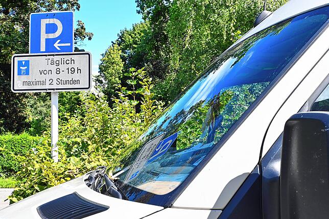 Wer eine Parkscheibe auslegt, kann am Parkplatz Zahnstraße/Friedhof zwei Stunden gratis parken.