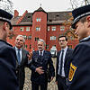 Innenminister Thomas Strobl, Polizeipräsident Bernhard Rotzinger und Freiburgs Oberbürgermeister Martin Horn (von links) sprechen in ...