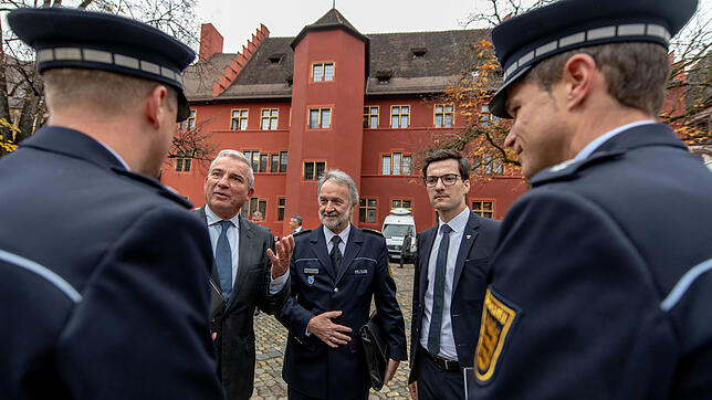 Innenminister Thomas Strobl, Polizeipräsident Bernhard Rotzinger und Freiburgs Oberbürgermeister Martin Horn (von links) sprechen in ...