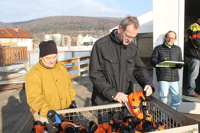 Bild 18: Bilder: Der Aufbau der Blumberger Eisbahn geht in die Endphase