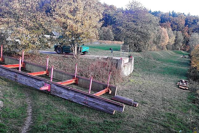 Zerlegt und abtransportiert wurde die Radweg- und Fußgängerbrücke zwischen Waldshut und Tiengen. Diese Aufnahme entstand zu Beginn der ...