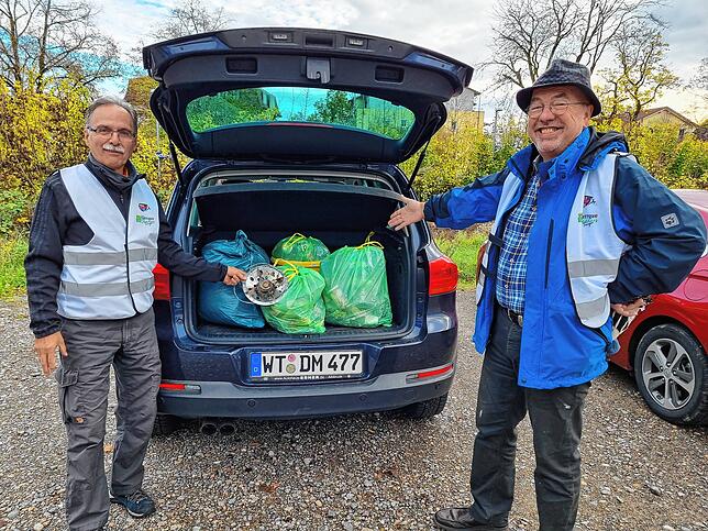 Peter Isele und Dieter Mück mit dem Sammelergebnis von B34-Straßenrand.