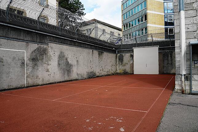 Der Sportplatz im Hof der Justizvollzugsanstalt. Hier können sich die Häftlinge bewegen.