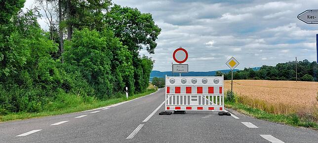Die K5753 von Hüfingen ist bis zur Deponie. Das steht auf einer Absperrung an der Abfahrt zum Riedsee.