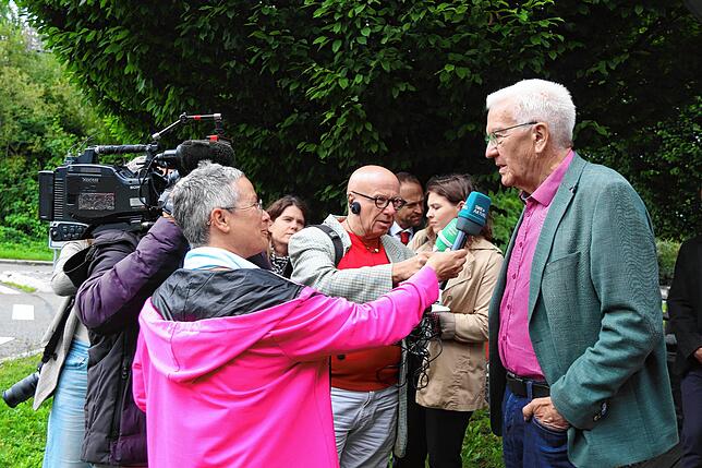 Interviews zum Abschluss des Besuchs.