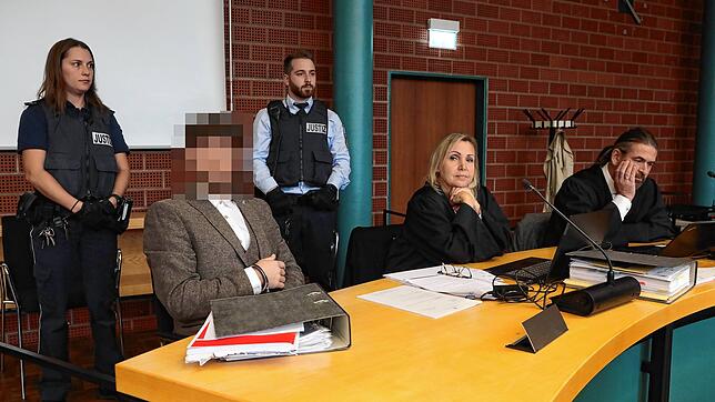 Robert S. muss sich unter anderem wegen Nachstellen und Körperverletzung mit Todesfolge vor Gericht verantworten. Hier zu sehen beim ...