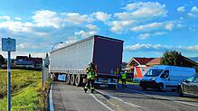 Bild : Unfall am Ortseingang von Stockach: Auto und Lastwagen prallen zusammen