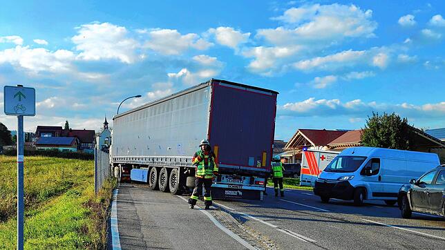 Bild : Unfall am Ortseingang von Stockach: Auto und Lastwagen prallen zusammen